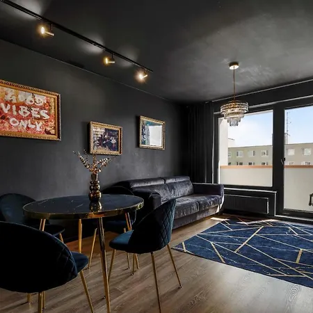 Lam Black - Ac - Balcony דירה ברטיסלאבה